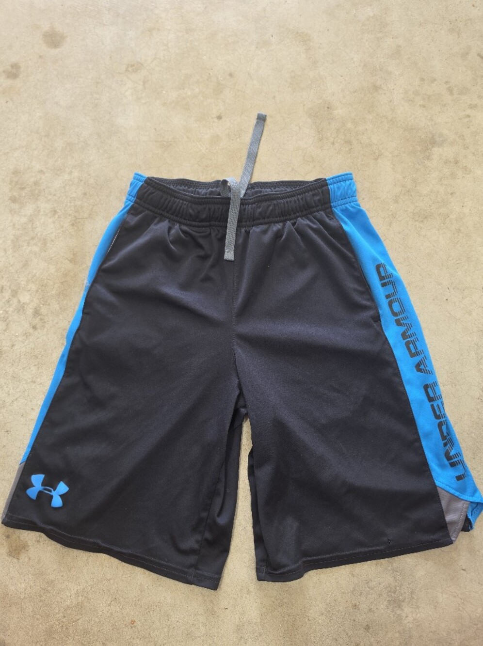 Under Armour Boys Black & Blue Athletic Shorts Youth Medium (YMD) Loose Fit Perf